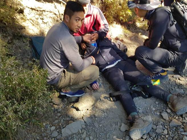 1名29岁女性在攻顶玉山主峰下山后疑似癫痫发作。（翻摄照片／张亦惠嘉县传真）