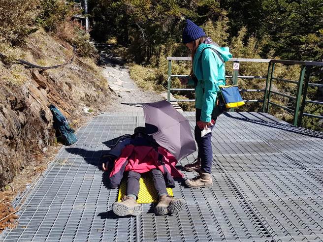 嘉县》妙龄女攻顶玉山主峰下山时疑癫痫发作 直升机紧急载送下山