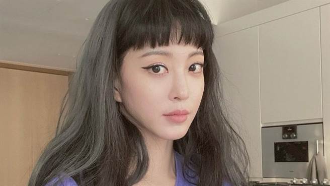 韓藝瑟新造型公開引起網友熱烈討論。（圖／IG@han_ye_seul_）