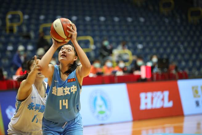 金甌張婕柔（右）曾是跆拳道好手，接觸籃球的時間還沒很長。（大會提供）