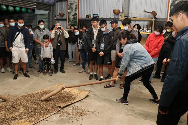 国立中山大学学生参加「出走西湾系列工作坊」，从体验农渔具过程，也针对推展当地观光提出具体建议。（国立中山大学提供／袁庭尧高雄传真）