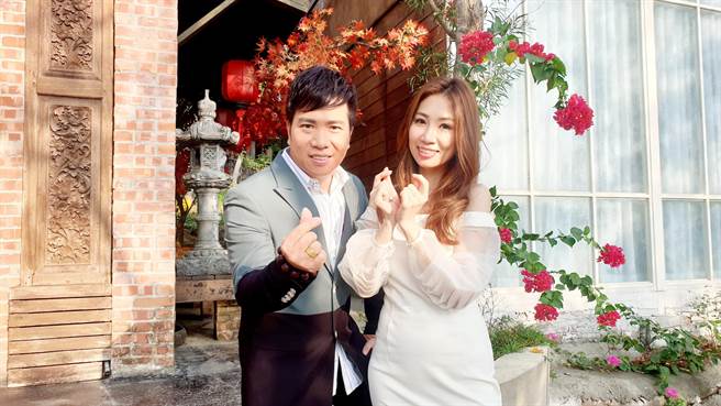 向蕙玲（右）日前與師弟劉信明拍攝〈深情戀夢〉MV。（豪記唱片提供）