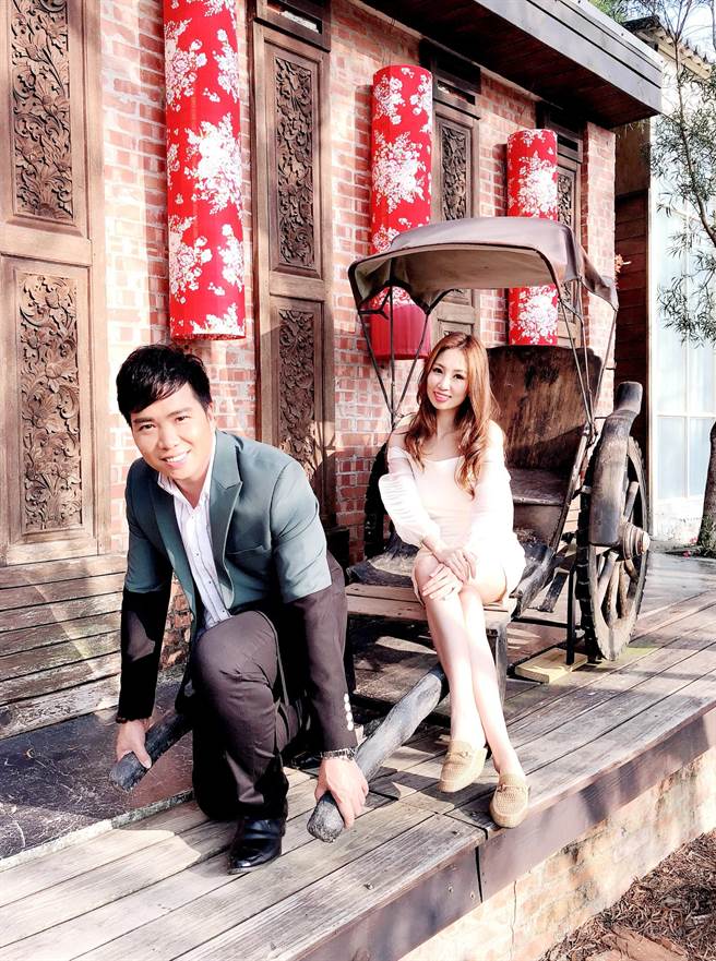 向蕙玲（右）日前與師弟劉信明拍攝〈深情戀夢〉MV。（豪記唱片提供）