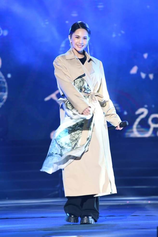 杨丞琳唱新歌〈女孩们〉。（华视提供）