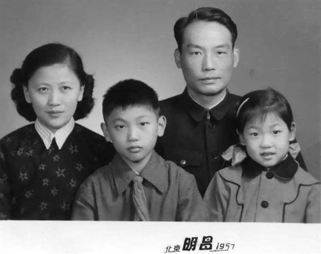 熊蕾(右1)的父親熊向暉(右2)於國共內戰時期在國民黨內臥底12年，曾被毛澤東讚許「一人可頂幾個師」。圖為熊向暉與家人。（圖／網路）

