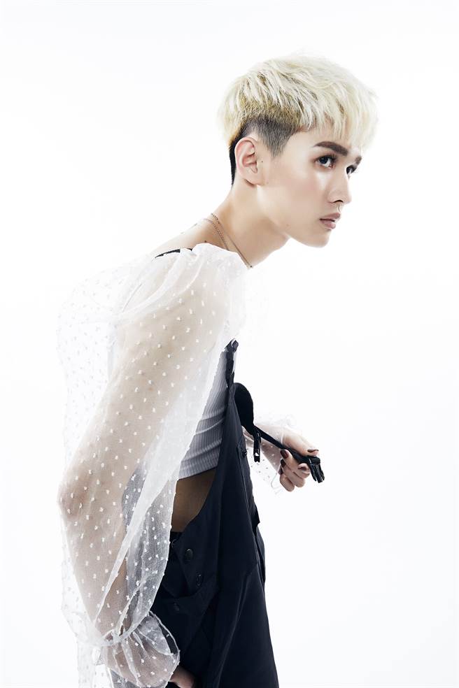 钟明轩推出首张专辑《LADIES ＆ GENTLEMEN》。（飞碟娱乐提供）