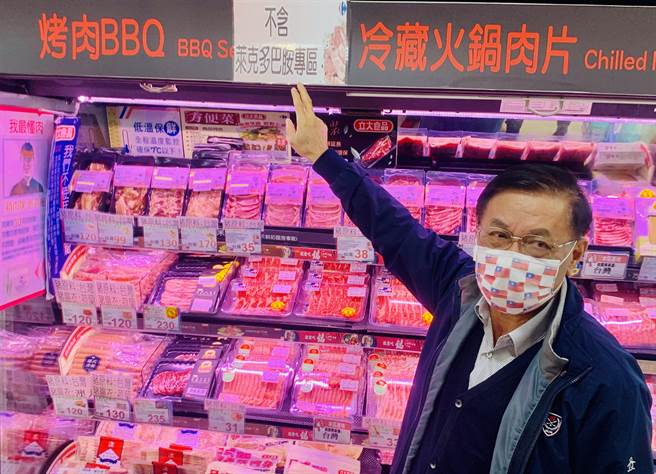 南投縣長林明溱到超市稽查，提醒民眾選購不含萊克多巴胺的肉品。（廖志晃攝）