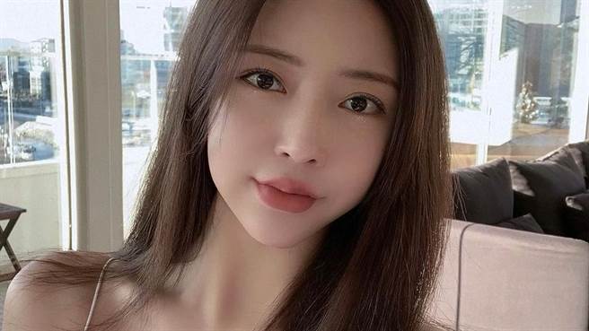 Somi 近日在个人IG上晒出火辣穿搭吸引目光。（图／IG@cxxsomi ）