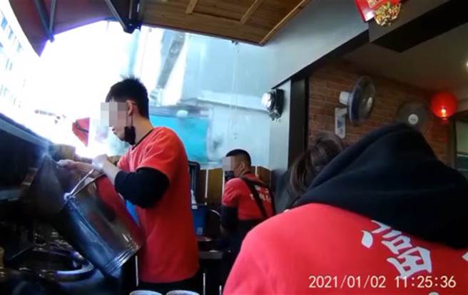 台中鴨肉店爆全民怒火 慘遭瘋狂檢舉 警開單：移除攤位（圖片取自／爆怨公社）