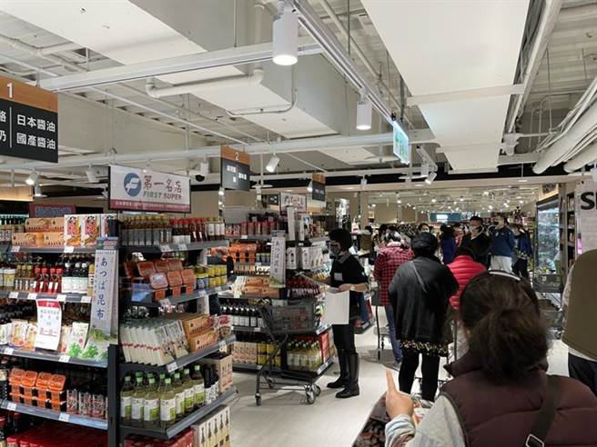 （元旦连假，台中百货人潮、买气明显成长。图／曾丽芳）
