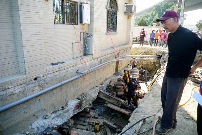 中市大里区西湖路一民宅部份建筑结构，刚好位于台74号草湖匝道用地，屋主张先生找来移屋业者，将整栋屋子移开，避开道路用地。（黄国峰摄）