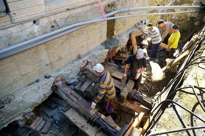 移屋工程耗大，须先将整栋四周土方挖除，再将整栋抬升，铺上圆筒钢管， 再推往就定位。（黄国峰摄）