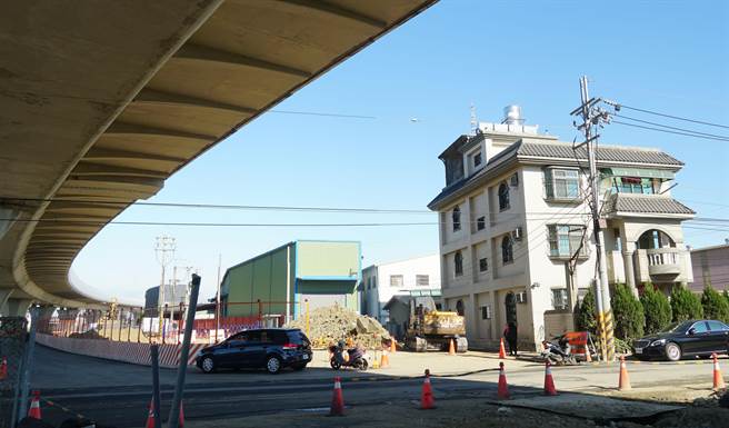 这栋位于中市大里区西湖路的民宅部份建筑结构，刚好位于台74号草湖匝道用地。（黄国峰摄）