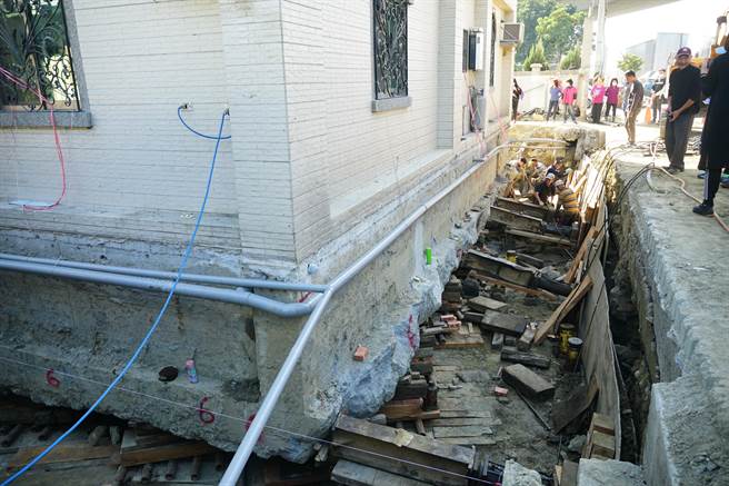 移屋工程耗大，须先将整栋四周土方挖除，再将整栋抬升，铺上圆筒钢管， 再推往就定位。（黄国峰摄）