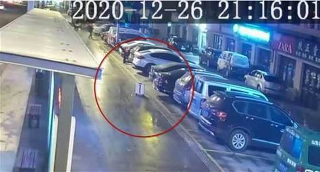 中國山東一名男子粗心大意，將裝有百萬現金的行李箱忘在路邊。（圖／翻攝網易新聞）
