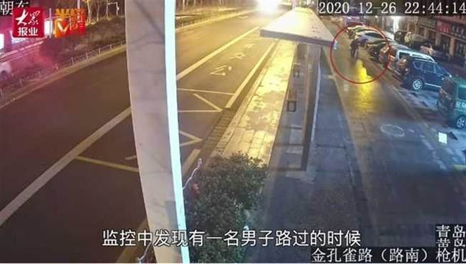 大約半小時後，一名過路男子將行李箱撿走。（圖／翻攝網易新聞）
