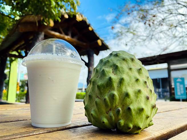 鳳梨釋迦打成果汁，搭配黃金比例的鮮奶，取名為「雪白天使」。（民眾提供）