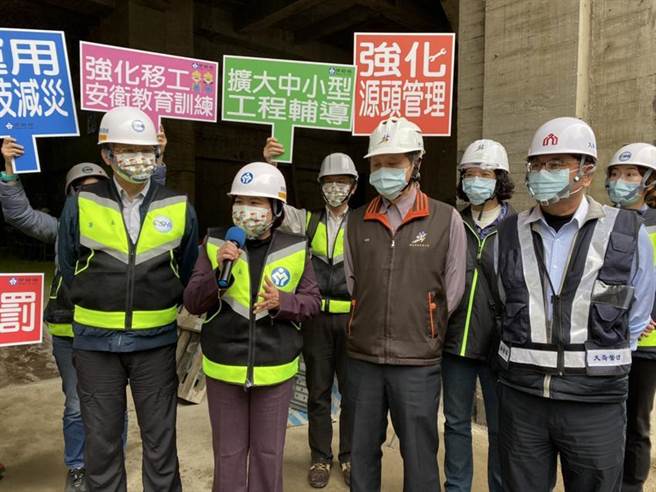 勞動部長許銘春(左二)與職業安全衛生署署長鄒子廉(左一)以及新北市勞工局局長陳瑞嘉(左三)4日前往營造工地進行勞檢。圖／邱琮皓