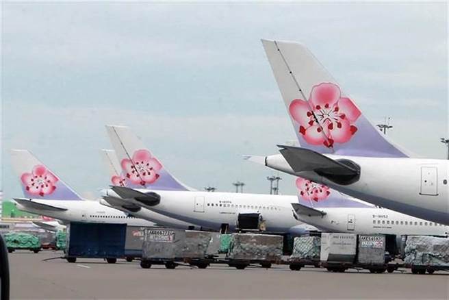 交通部今日表示，国际疫情仍严峻，边境暂时无法解封，将再向行政院争取50亿元纾困补贴，盼无缝接轨至今年6月底。图为桃园机场华航客机。（资料照／陈麒全摄）