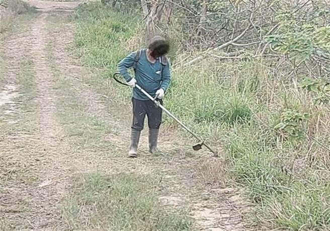 通霄镇50岁邱姓更生人出狱后求职到处碰壁，在乌眉派出所引荐下，获得代管农田的农务工作。（警方提供／何冠娴苗栗传真）