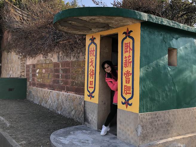 涂上新妆的战地军事标语，吸引游客慕名打卡。（李金生摄）