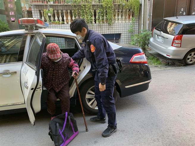 老婦癱坐馬路分隔島警照料助返家。(龍潭警分局提供／呂筱蟬桃園傳真)