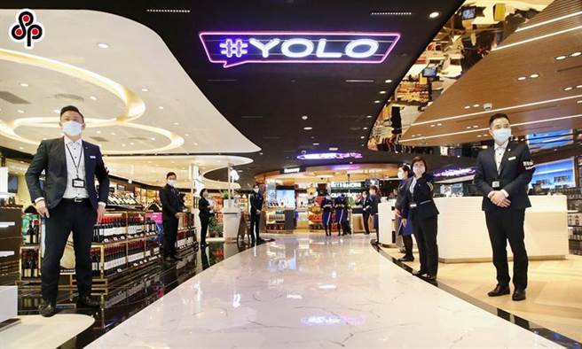 图为机场内免税店一景，图中人物、店家与本文无关。图／本报系资料照