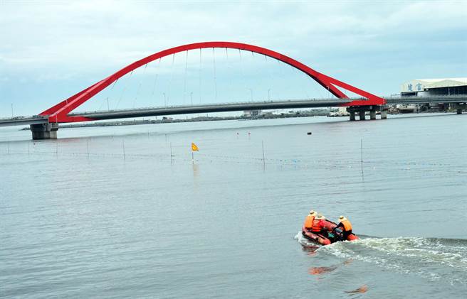 高捷从林园延伸东港案，确定屏东高架、高雄地下。图为东港进德大桥。(林和生摄)
