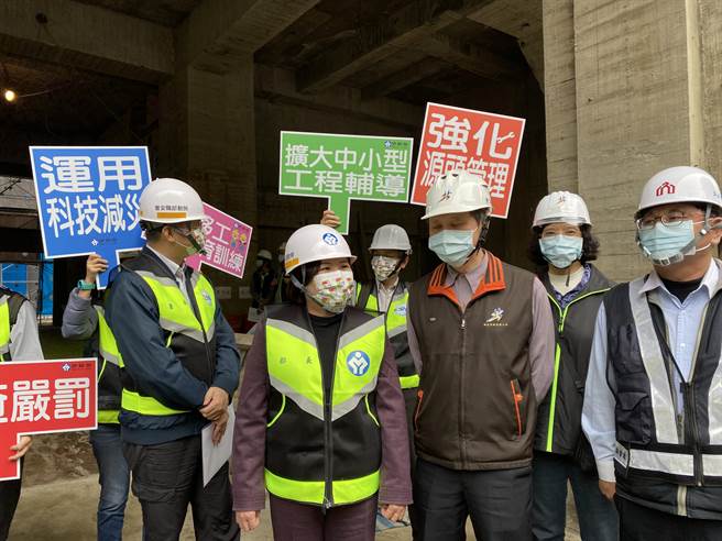 劳动部长许铭春今(4)日率职安署及新北市政府劳动检查员，前往新北市林口地区的4件大型建案工地进行劳动检查，根据今日统计，4工地共检查出28项缺失、4处停工、罚锾新台币50万元，其中以旺洲逸品住宅新建工程缺失处占9项、停工2处，开罚金额高达36万居多。（李柏澔摄）