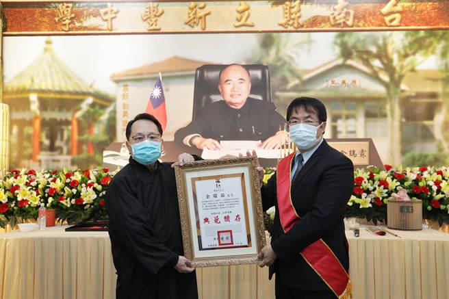 台南市長黃偉哲（右）4日參加告別式，表揚已故的「便當督學」前教育廳專門委員余瑞霖。（南市府提供／李宜杰台南傳真）