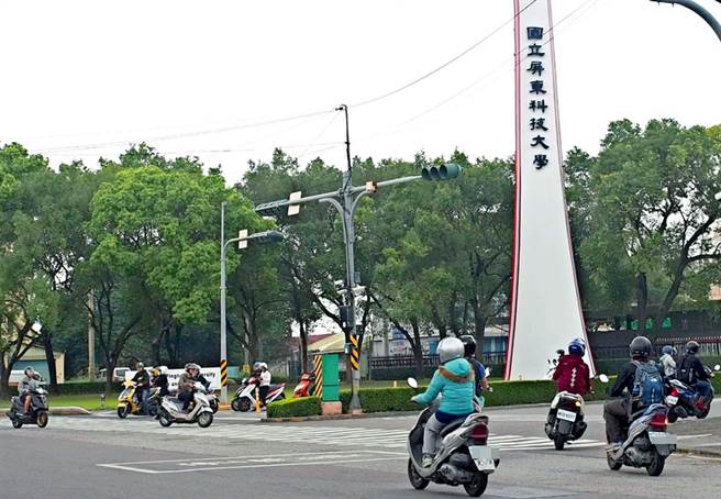 屏東縣內埔警分局公布去年轄內十大易肇事路口，屏科大門口也是易肇事路口之一。（潘建志攝）