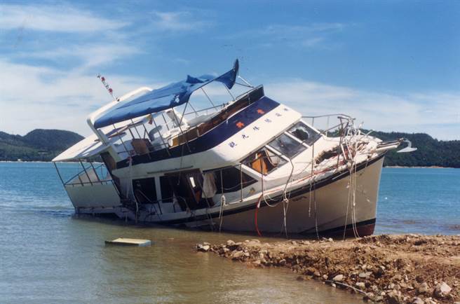 1990年08月27日日月潭兴业号翻船惨案，造成58人命丧潭底。（中时资料照）