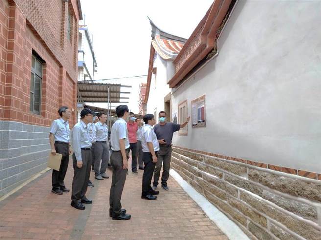 内政部营建署长吴欣修勘查金门古厝修復情况。（金管处提供）