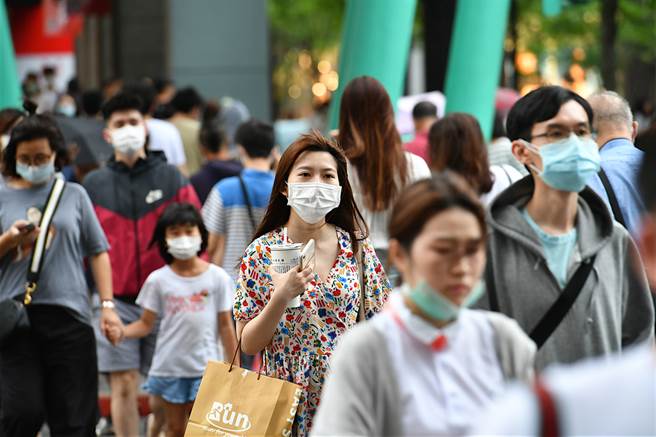 精神科医师沈政男总结一句话，台湾防疫秘诀在于暂时牺牲个人自由。（达志影像/shutterstock)