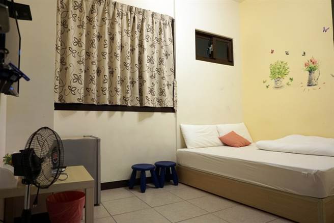 台中市有業者在臉書張貼訊息提供非法居家檢疫住處，觀旅局今天表示，業者經營非法日租套房，曾依法開罰，但業者持續違法營業，觀旅局將持續稽查，杜絕防疫破口。（翻攝台中居家檢疫替代住處官網）