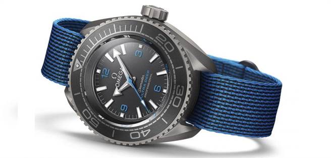 OMEGA創新海馬「Ultra Deep」潛水表以鈦金屬打造，足以承受下潛1萬5000公尺深度、22.5噸水壓。（OMEGA提供）