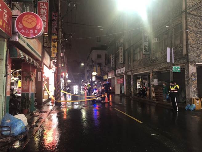 士林夜市周邊大東路發生機車撞擊路人車禍意外，警方已拉起封鎖線並調閱監視器畫面。（圖：民眾提供）