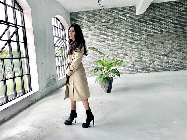 艾怡良首度挑戰演技，就在電影《我沒有談的那場戀愛》擔任女主角。（華納提供）