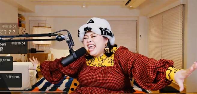 渡边直美直播嗨唱〈红莲华〉。（截自渡边直美YouTube直播画面）