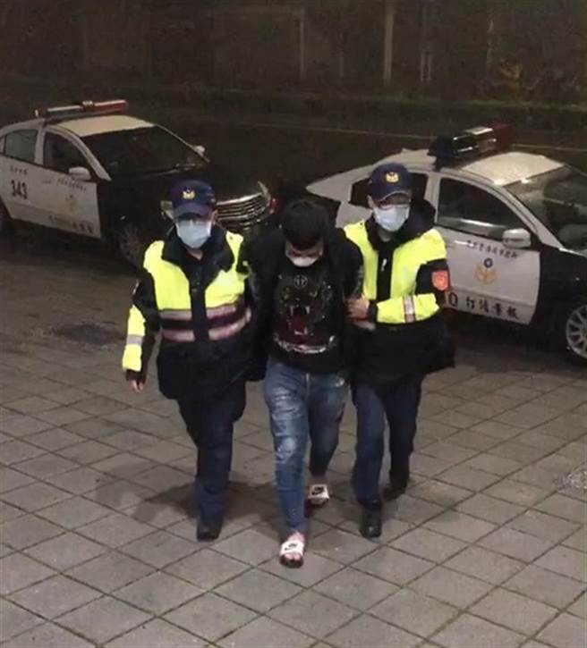 拿蝴蝶刀剌伤外送员的嫌犯遭警方带回侦讯。（翻摄画面／李俊淇新北传真）