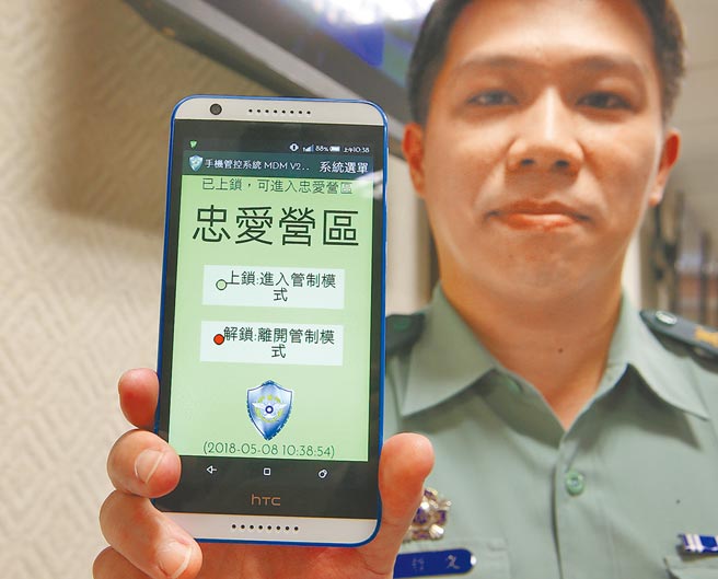 國軍自今年起在284個重要營區建置智慧型警監系統，如同軍中的「天網」計畫。6年預算編列高達128億餘元，原本具有人臉辨識功能，但朝野立委認為缺乏法源，且涉蒐集人民生物特徵，要求軍方刪除。（本報資料照片）