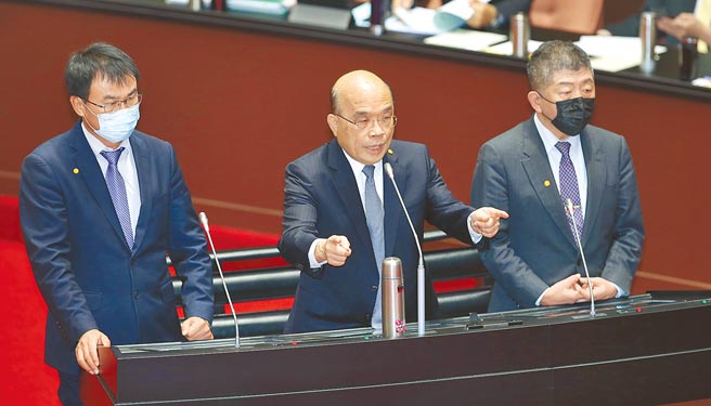 針對國民黨立委蔣萬安抨擊萊豬進口沒有查廠、沒有強制標示就是說謊，農委會主委陳吉仲（左起）、行政院長蘇貞昌、衛福部長陳時中上台答詢，蘇表示沒有說謊也沒有傲慢。（本報資料照片）