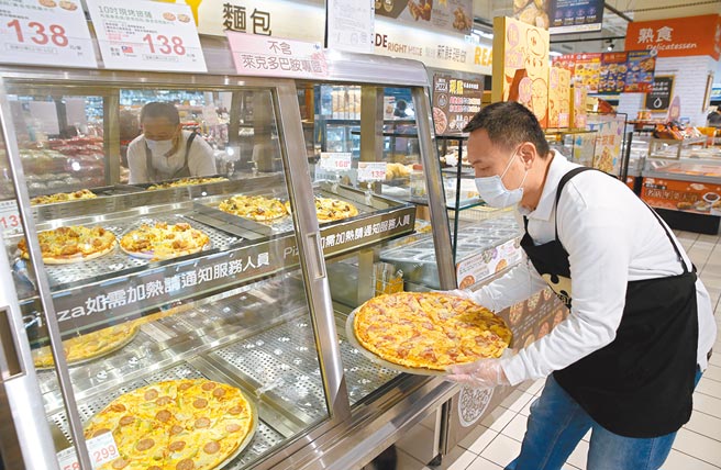 莱猪元旦起开放进口，连锁卖场的猪肉展售区也设置「不含莱克多巴胺专区」供民眾选购。图为不含莱克多巴胺专区内贩售的披萨。（陈君玮摄）
