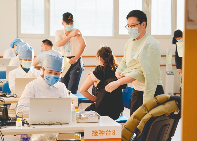 大陸醫護為接種人員注射疫苗。（新華社）