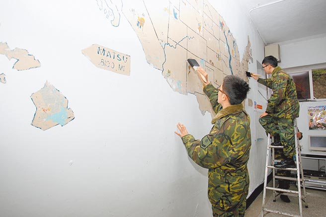 马祖补油库官兵于2014年3月发现60年前美军顾问团绘制的美国地图。（军闻社）