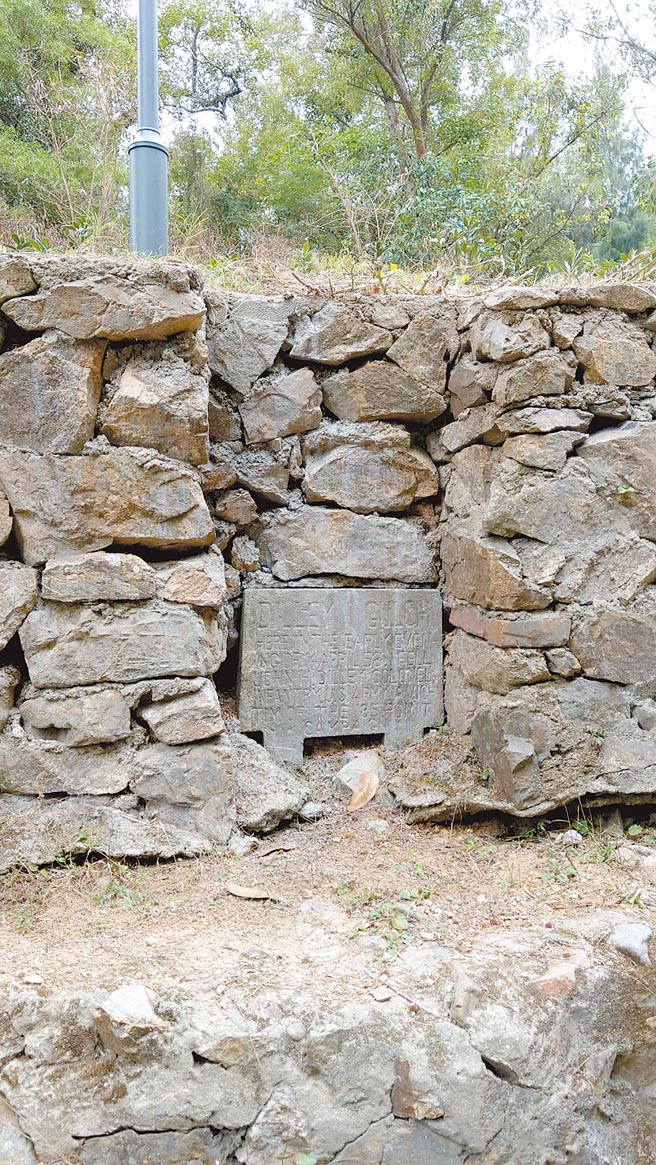 馬防部美軍足跡館，有條「靠北巷」，有位步兵上校當年是在非自願情形下調到馬祖服役，還立碑自嘲。（呂昭隆攝）