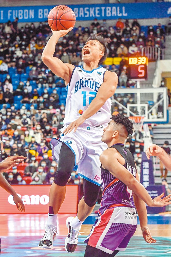富邦勇士林志傑（持球者）貢獻15分、10籃板、8助攻，助球隊以96比86拿下勝利。（中央社）