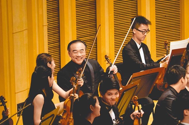 小提琴家林昭亮（中）認為，音樂演奏不只是關在琴房就可以練成，必須透過和人互動，與人交流學習而來。（大師星秀音樂節提供）