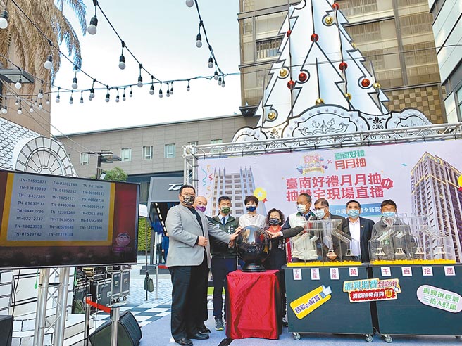「台南購物節好禮月月抽」活動，3日抽出首獎2棟房子，皆由女性獲得。（李宜杰攝）