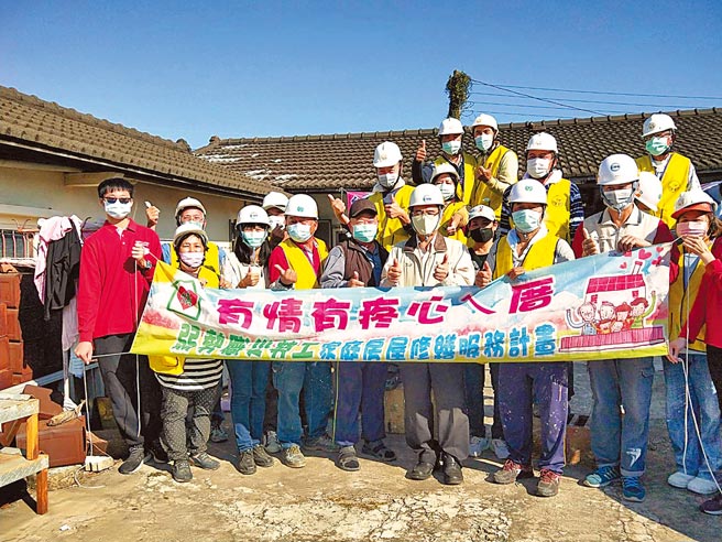 台南市政府劳工局结合各职业工会成立的「做工行善团」，元旦连假到七股区替弱势家庭整修房屋。（台南市政府劳工局提供／庄曜聪台南传真）